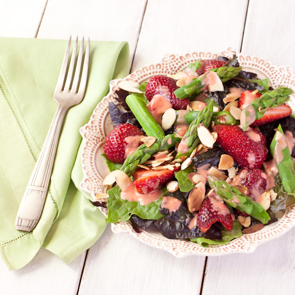 Asparagus-strawberry salad with strawberry-balsamic vinaigrette | from Stephanie The Recipe Renovator | vegan, dairy-free, grain-free, paleo, Whole30 compliant