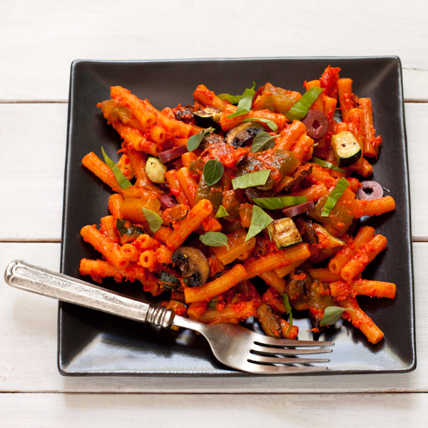Grain-Free Pasta Salad with Roasted Vegetables and Red Pepper Sauce | Made using red lentil pasta, this hearty pasta salad pleases all palates! Migraine-friendly, vegan, dairy-free
