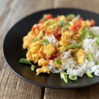 Tomatoes stir-fried with eggs